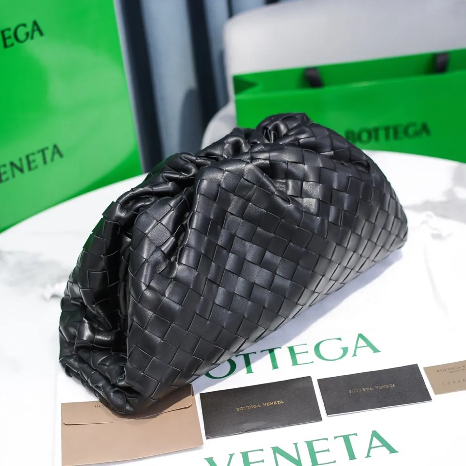 🔥🔥The counterattack of the popular Bottega Veneta started with this series of cloud bags, which went viral in the fashion circle and started a craze! Out of stock, out of stock, out of stock... One piece is hard to find, super hard to buy, regardless of age, season, or occasion. Very classy. Really, if you carry this on the road, it will turn heads! This is also the reason why this series is so expensive. Large size: 38*20*8.5cm [Big Cloud Weave] Black